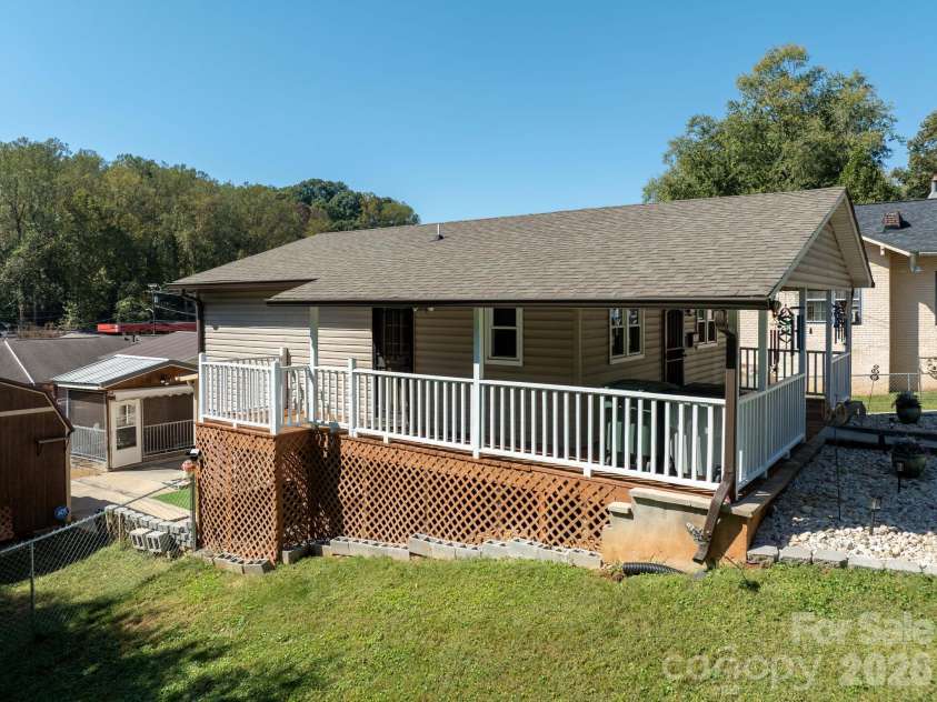 203 Newland Place, Lenoir, NC 28645.  MLS# CAR4434255, YatesRealty ID 56653. 
