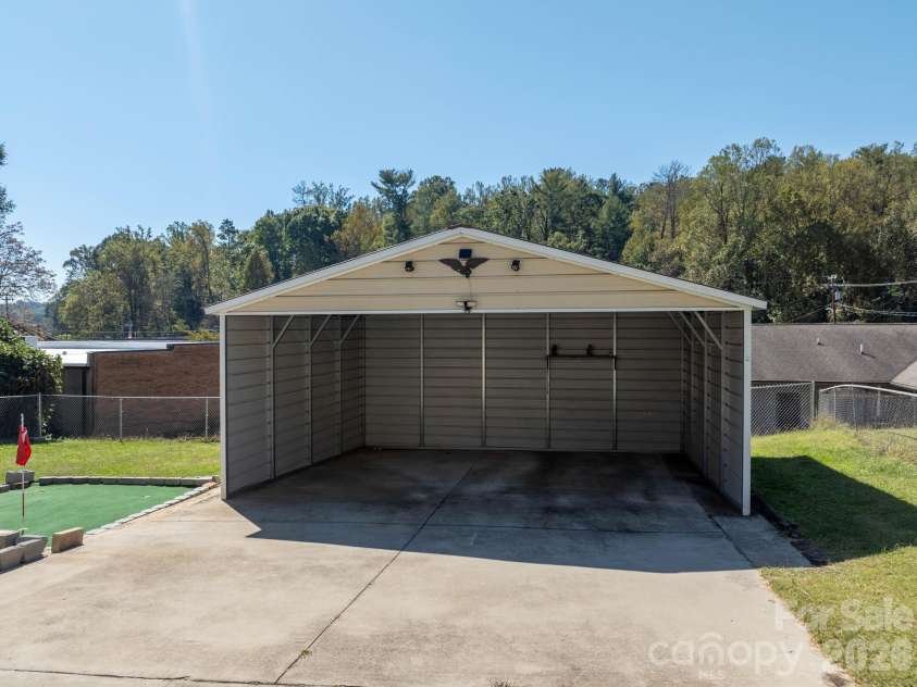 203 Newland Place, Lenoir, NC 28645.  MLS# CAR4434255, YatesRealty ID 56653. 