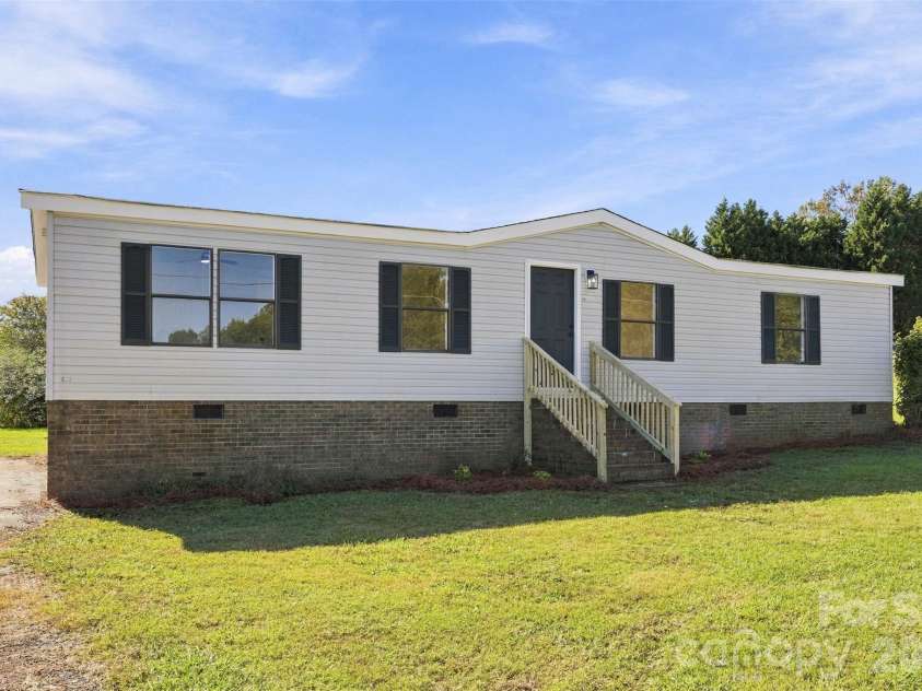 144 Sonja Drive, Statesville, NC 28677.  MLS# CAR4434256, YatesRealty ID 56654. 