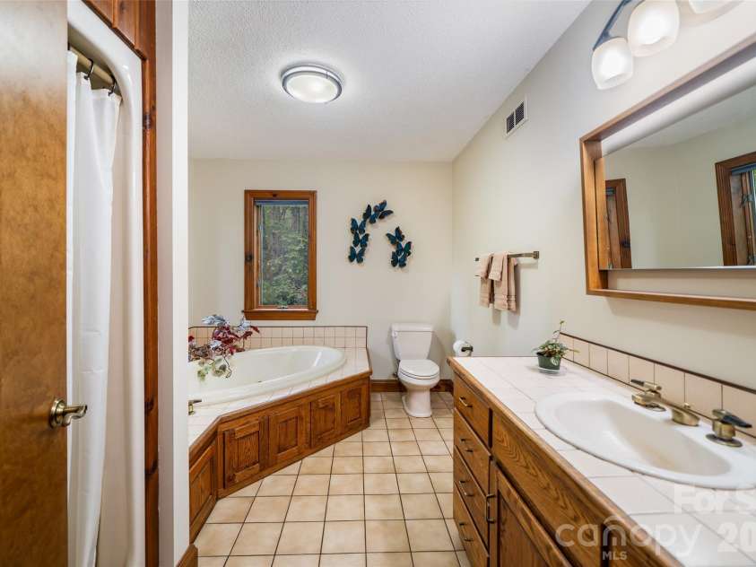 2 Dogwood Lane, Fletcher, NC 28732.  MLS# CAR4433512, YatesRealty ID 56660. 