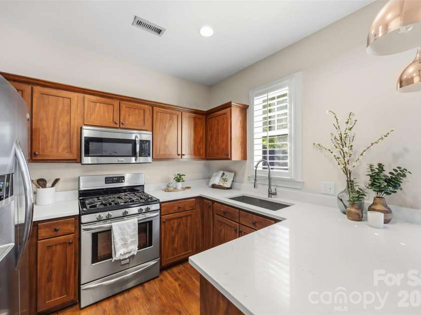 976 Park Slope Drive, Charlotte, NC 28209.  MLS# CAR4433943, YatesRealty ID 56663. 