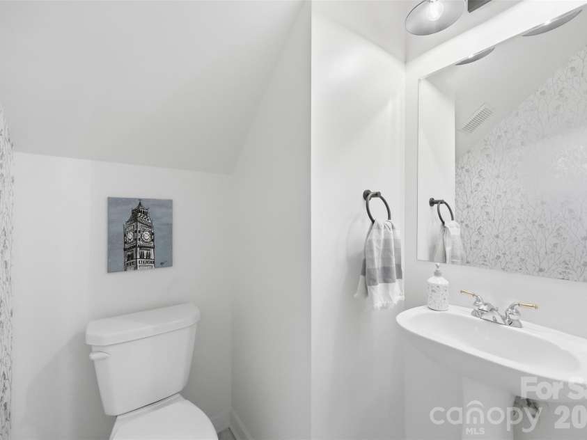 976 Park Slope Drive, Charlotte, NC 28209.  MLS# CAR4433943, YatesRealty ID 56663. 