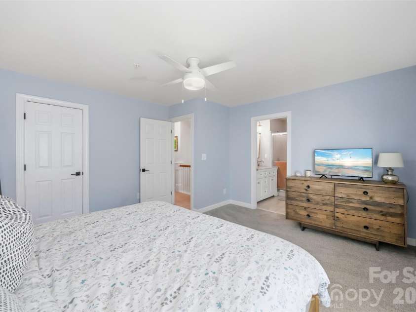 976 Park Slope Drive, Charlotte, NC 28209.  MLS# CAR4433943, YatesRealty ID 56663. 