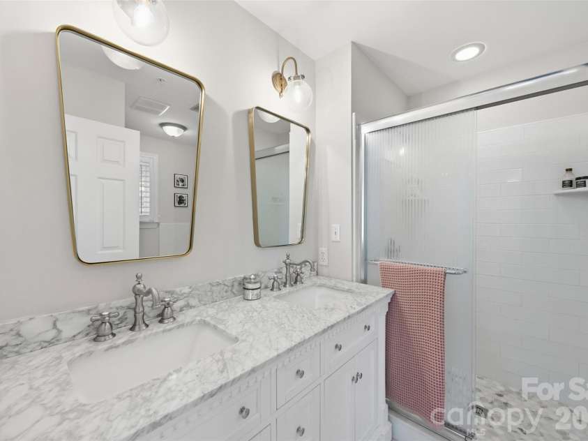 976 Park Slope Drive, Charlotte, NC 28209.  MLS# CAR4433943, YatesRealty ID 56663. 