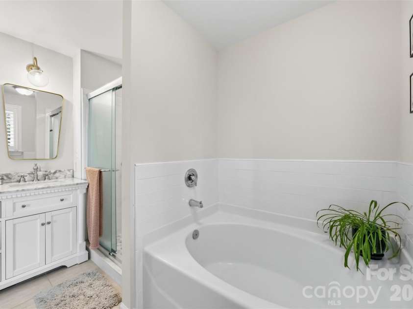 976 Park Slope Drive, Charlotte, NC 28209.  MLS# CAR4433943, YatesRealty ID 56663. 