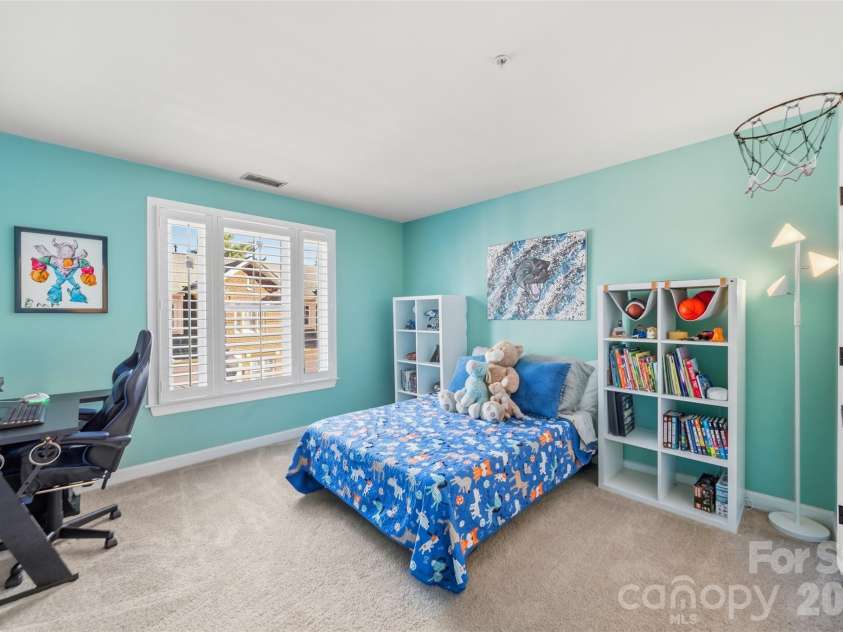 976 Park Slope Drive, Charlotte, NC 28209.  MLS# CAR4433943, YatesRealty ID 56663. 