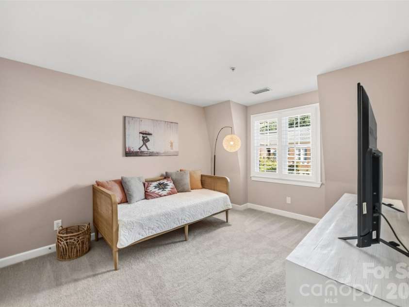 976 Park Slope Drive, Charlotte, NC 28209.  MLS# CAR4433943, YatesRealty ID 56663. 