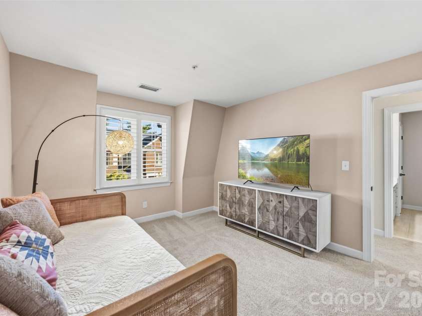 976 Park Slope Drive, Charlotte, NC 28209.  MLS# CAR4433943, YatesRealty ID 56663. 
