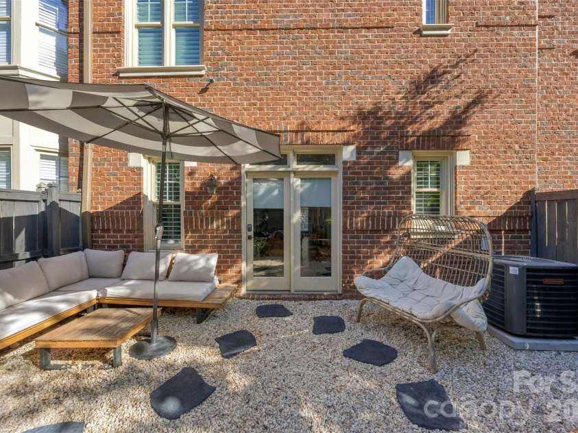 976 Park Slope Drive, Charlotte, NC 28209.  MLS# CAR4433943, YatesRealty ID 56663. 