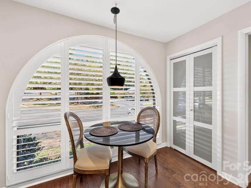 5807 Sharon Road, Charlotte, NC 28210.  MLS# CAR4434151, YatesRealty ID 56666. Breakfast nook