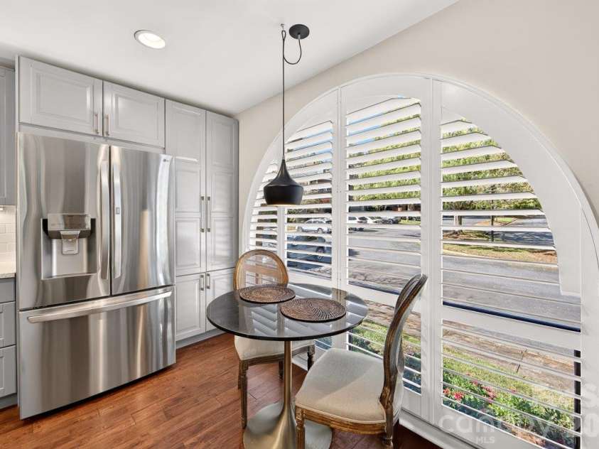 5807 Sharon Road, Charlotte, NC 28210.  MLS# CAR4434151, YatesRealty ID 56666. Breakfast nook