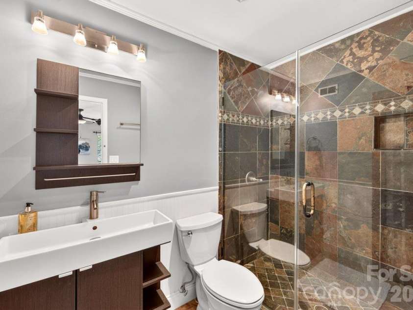 5807 Sharon Road, Charlotte, NC 28210.  MLS# CAR4434151, YatesRealty ID 56666. En Suite Bath