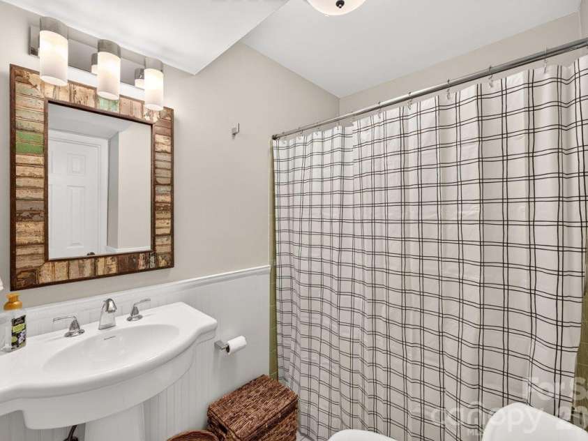 5807 Sharon Road, Charlotte, NC 28210.  MLS# CAR4434151, YatesRealty ID 56666. En suite bath