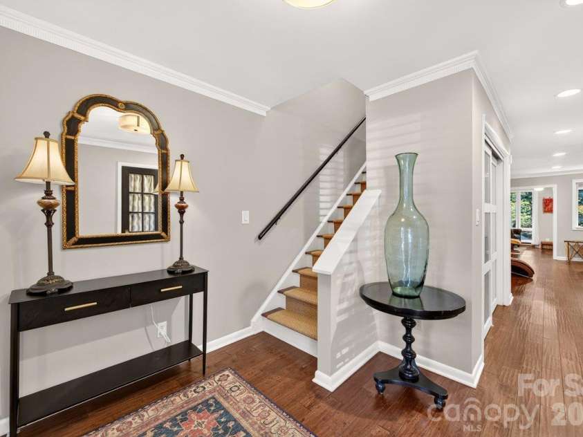5807 Sharon Road, Charlotte, NC 28210.  MLS# CAR4434151, YatesRealty ID 56666. Entryway