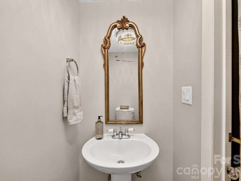 5807 Sharon Road, Charlotte, NC 28210.  MLS# CAR4434151, YatesRealty ID 56666. Half Bath - Main Level