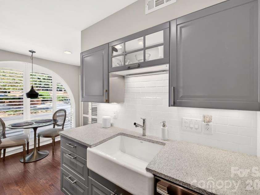 5807 Sharon Road, Charlotte, NC 28210.  MLS# CAR4434151, YatesRealty ID 56666. Kitchen