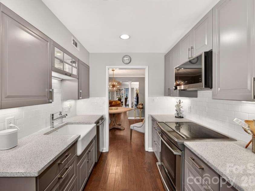 5807 Sharon Road, Charlotte, NC 28210.  MLS# CAR4434151, YatesRealty ID 56666. Kitchen
