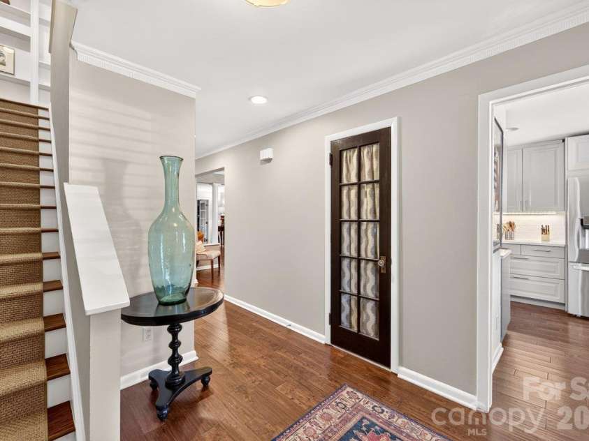 5807 Sharon Road, Charlotte, NC 28210.  MLS# CAR4434151, YatesRealty ID 56666. Main Level Half bath