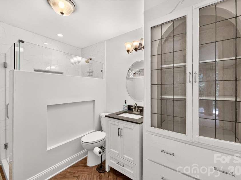5807 Sharon Road, Charlotte, NC 28210.  MLS# CAR4434151, YatesRealty ID 56666. Primary Bathroom