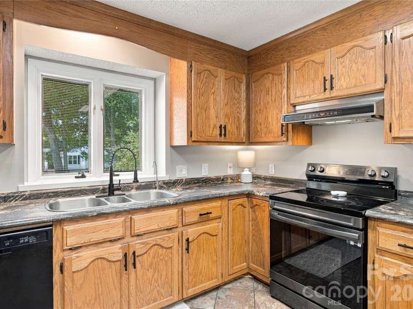 146 Renaissance Place, Statesville, NC 28625.  MLS# CAR4432642, YatesRealty ID 56673. 