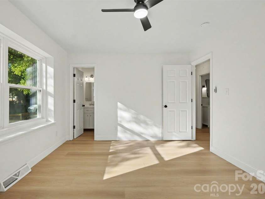 5707 Kallam Court, Charlotte, NC 28215.  MLS# CAR4433418, YatesRealty ID 56682. 