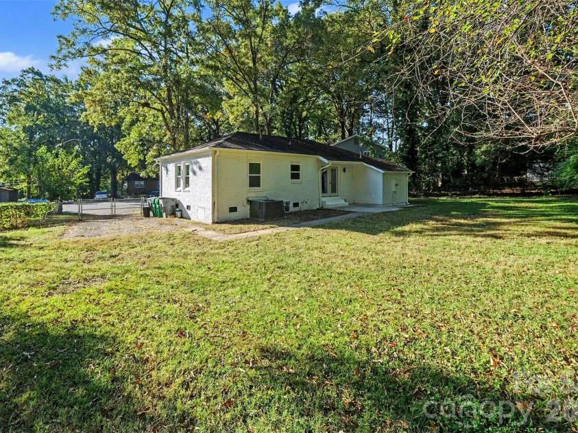 5707 Kallam Court, Charlotte, NC 28215.  MLS# CAR4433418, YatesRealty ID 56682. 