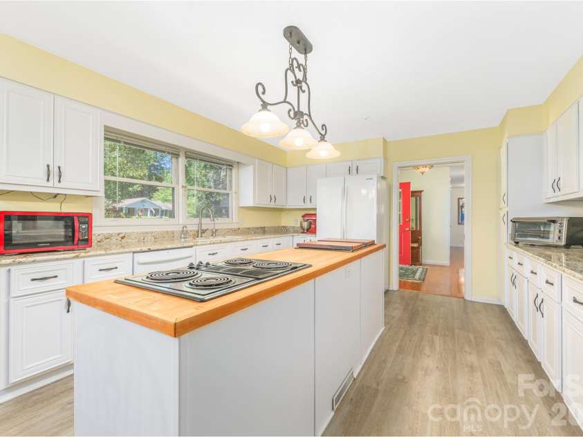 791 Crooked Creek Road, Hendersonville, NC 28739.  MLS# CAR4432032, YatesRealty ID 56693. 