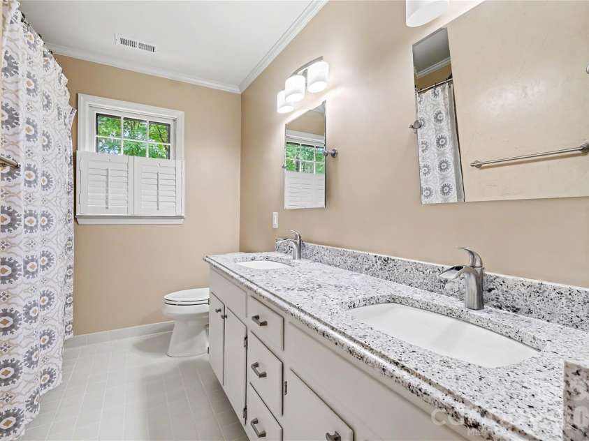 7615 Quail Hill Road, Charlotte, NC 28210.  MLS# CAR4401701, YatesRealty ID 56696. Hall Bath