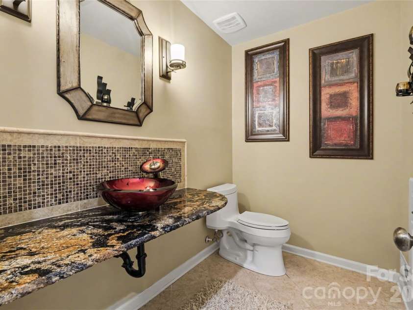 7615 Quail Hill Road, Charlotte, NC 28210.  MLS# CAR4401701, YatesRealty ID 56696. Hall Half Bath