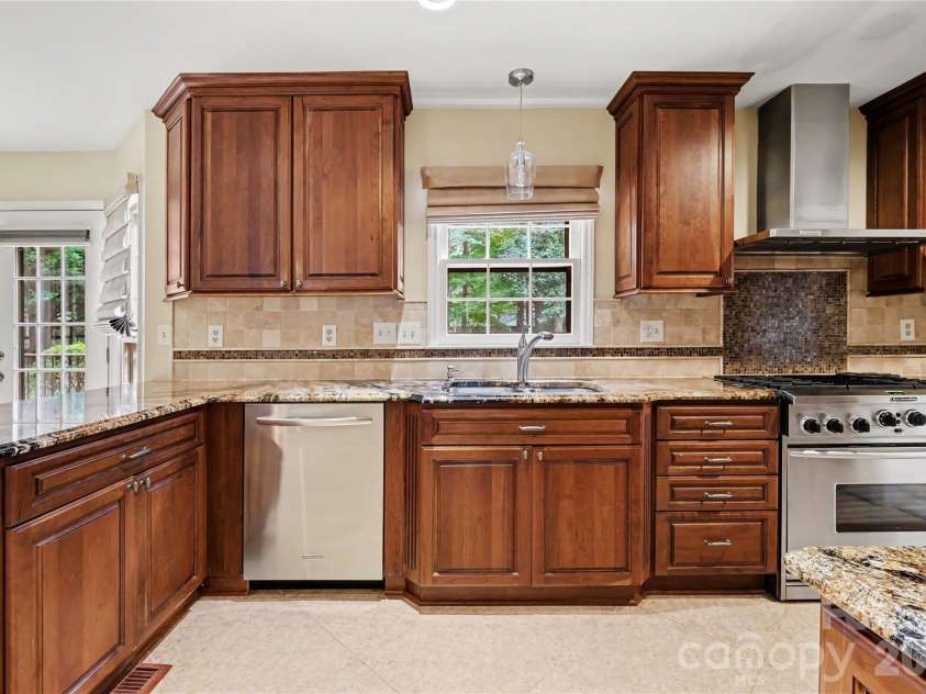 7615 Quail Hill Road, Charlotte, NC 28210.  MLS# CAR4401701, YatesRealty ID 56696. Kitchen