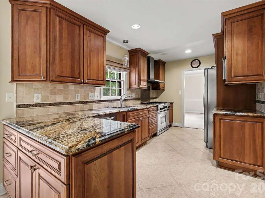 7615 Quail Hill Road, Charlotte, NC 28210.  MLS# CAR4401701, YatesRealty ID 56696. Kitchen