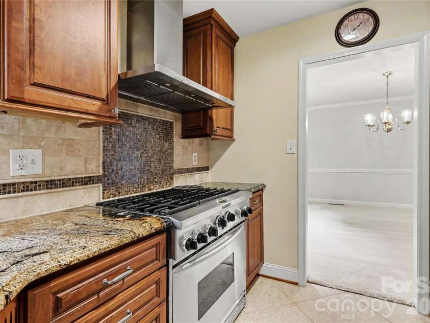 7615 Quail Hill Road, Charlotte, NC 28210.  MLS# CAR4401701, YatesRealty ID 56696. Kitchen