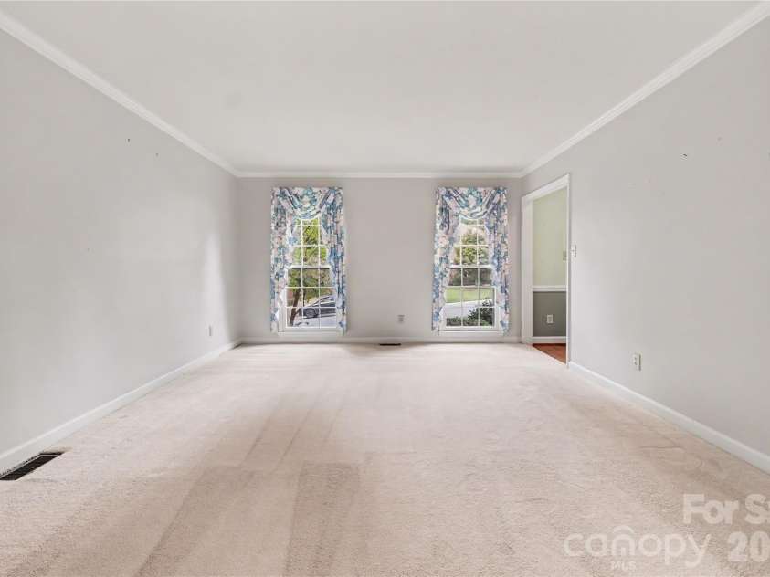 7615 Quail Hill Road, Charlotte, NC 28210.  MLS# CAR4401701, YatesRealty ID 56696. Living Room