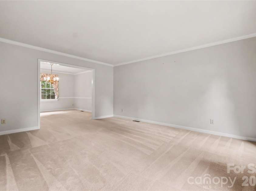 7615 Quail Hill Road, Charlotte, NC 28210.  MLS# CAR4401701, YatesRealty ID 56696. Living Room