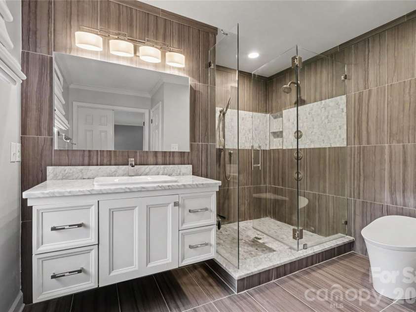 7615 Quail Hill Road, Charlotte, NC 28210.  MLS# CAR4401701, YatesRealty ID 56696. Primary Bath