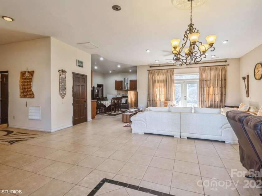 1808 Wilton Gate Drive, Charlotte, NC 28262.  MLS# CAR4203394, YatesRealty ID 5670. Foyer/entrance
