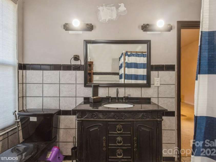1808 Wilton Gate Drive, Charlotte, NC 28262.  MLS# CAR4203394, YatesRealty ID 5670. Primary Bath