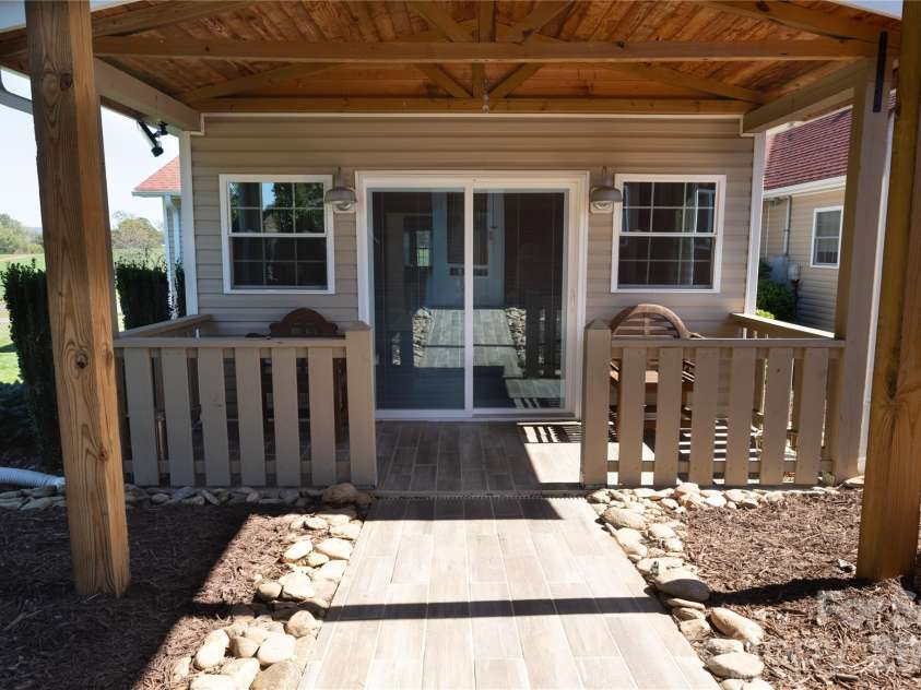 4128 Icard Ridge Road, Hickory, NC 28601.  MLS# CAR4430329, YatesRealty ID 56700. 