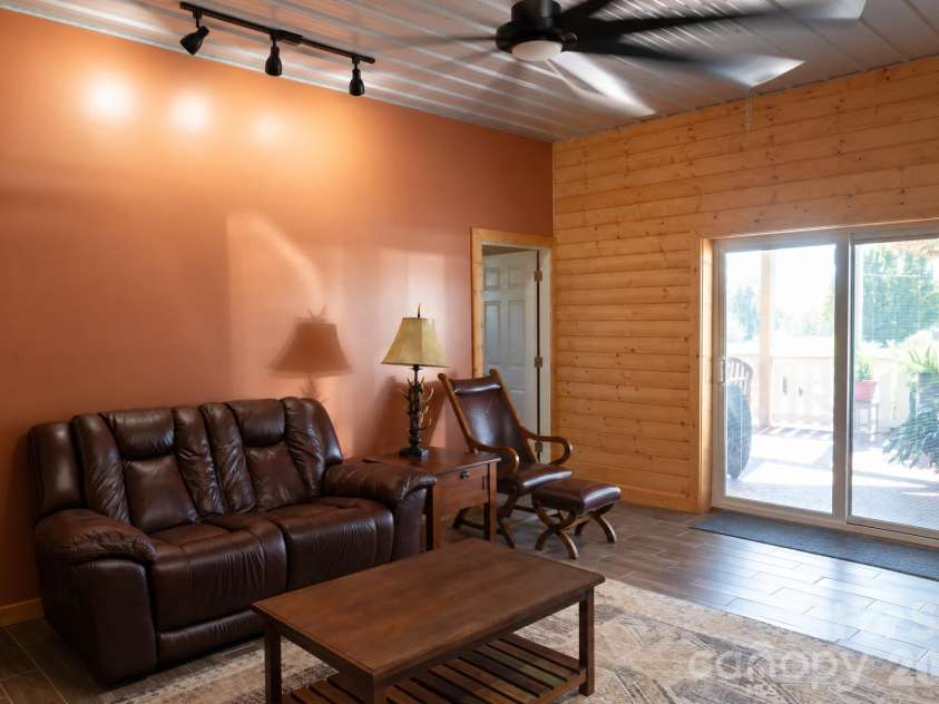 4128 Icard Ridge Road, Hickory, NC 28601.  MLS# CAR4430329, YatesRealty ID 56700. Den