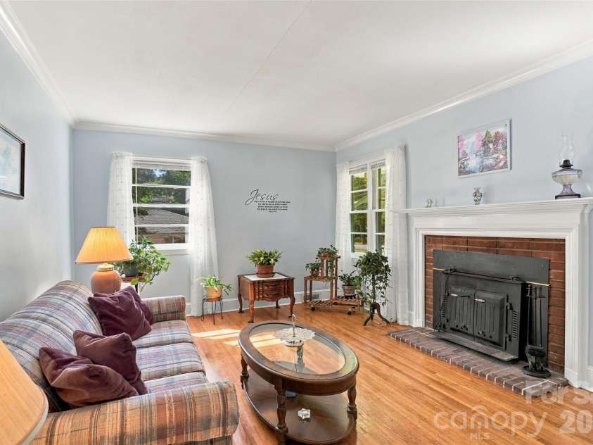 7218 Lakeside Drive, Charlotte, NC 28215.  MLS# CAR4430119, YatesRealty ID 56701. 