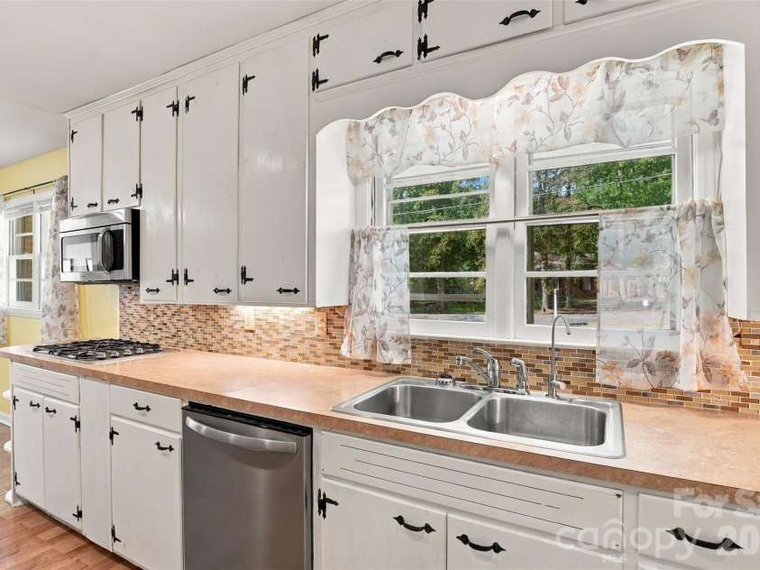 7218 Lakeside Drive, Charlotte, NC 28215.  MLS# CAR4430119, YatesRealty ID 56701. 
