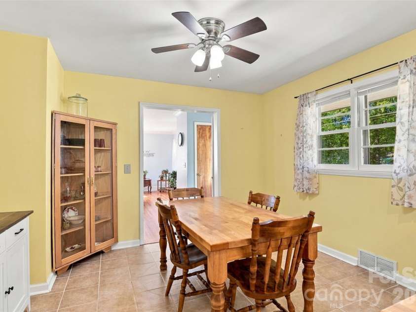 7218 Lakeside Drive, Charlotte, NC 28215.  MLS# CAR4430119, YatesRealty ID 56701. 