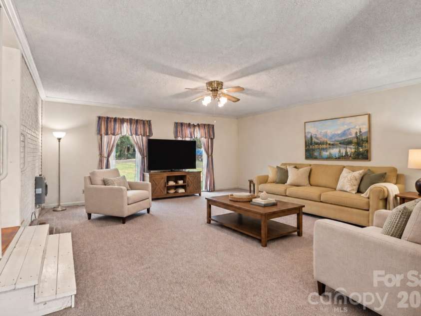 7218 Lakeside Drive, Charlotte, NC 28215.  MLS# CAR4430119, YatesRealty ID 56701. 
