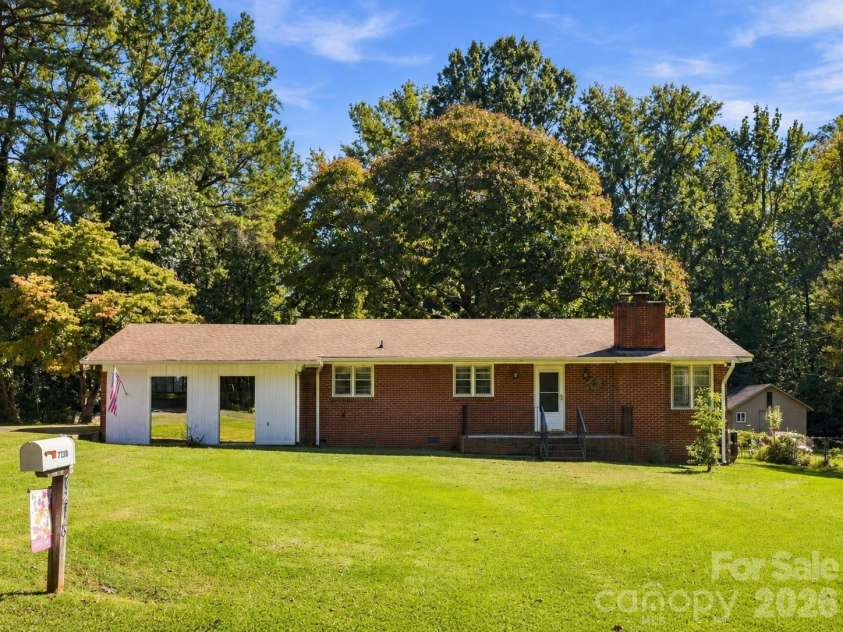 7218 Lakeside Drive, Charlotte, NC 28215.  MLS# CAR4430119, YatesRealty ID 56701. 
