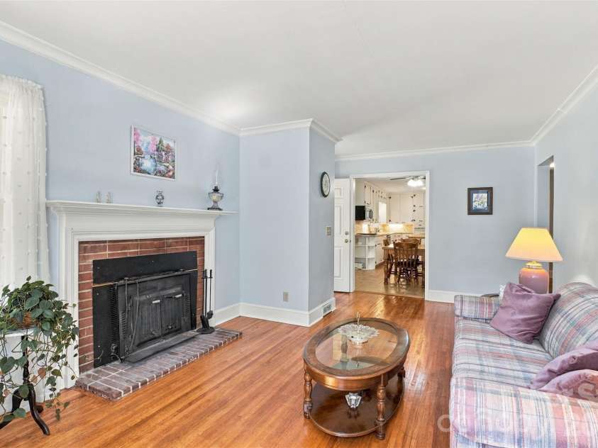 7218 Lakeside Drive, Charlotte, NC 28215.  MLS# CAR4430119, YatesRealty ID 56701. 