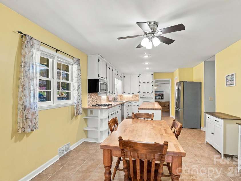 7218 Lakeside Drive, Charlotte, NC 28215.  MLS# CAR4430119, YatesRealty ID 56701. 