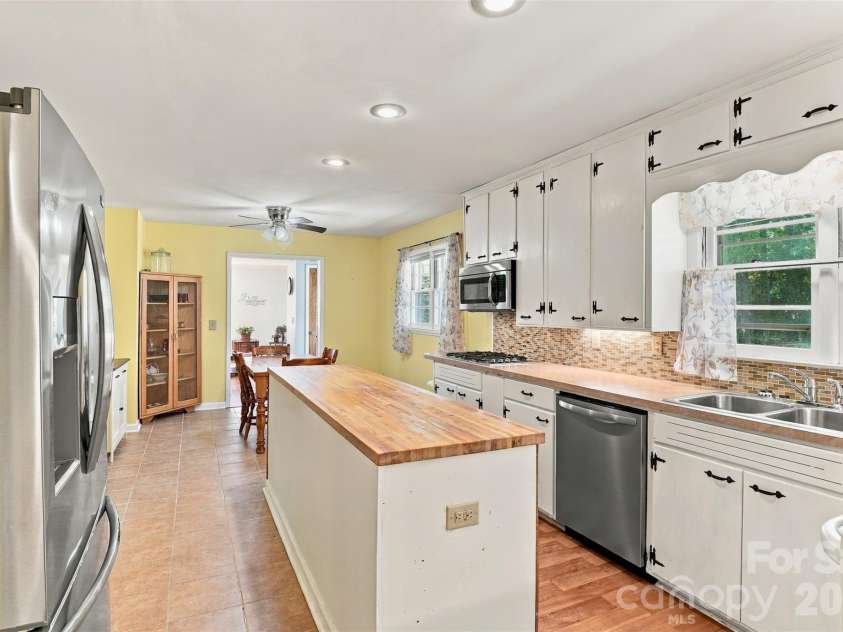 7218 Lakeside Drive, Charlotte, NC 28215.  MLS# CAR4430119, YatesRealty ID 56701. 