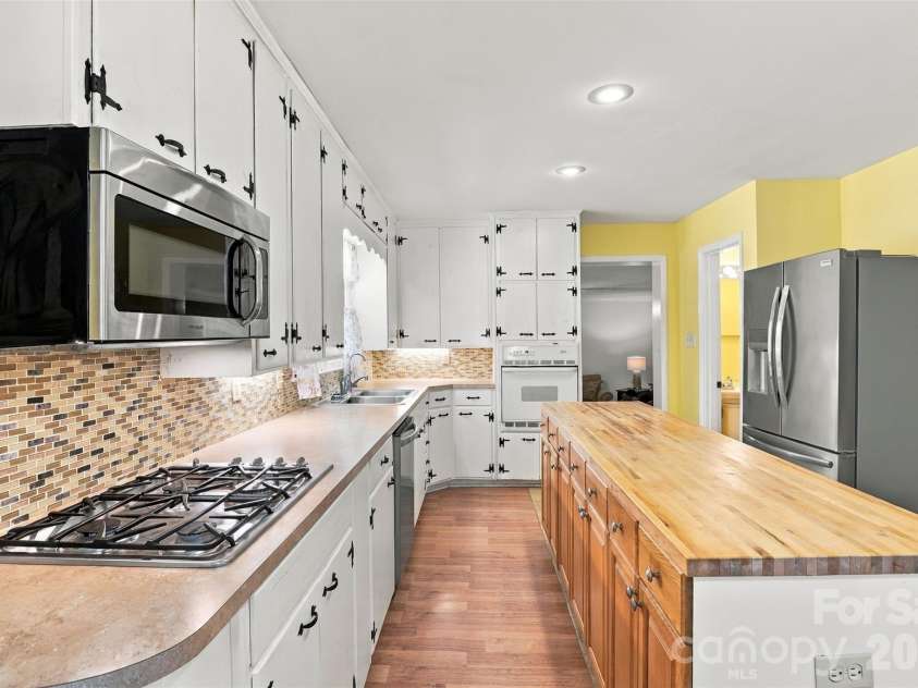 7218 Lakeside Drive, Charlotte, NC 28215.  MLS# CAR4430119, YatesRealty ID 56701. 