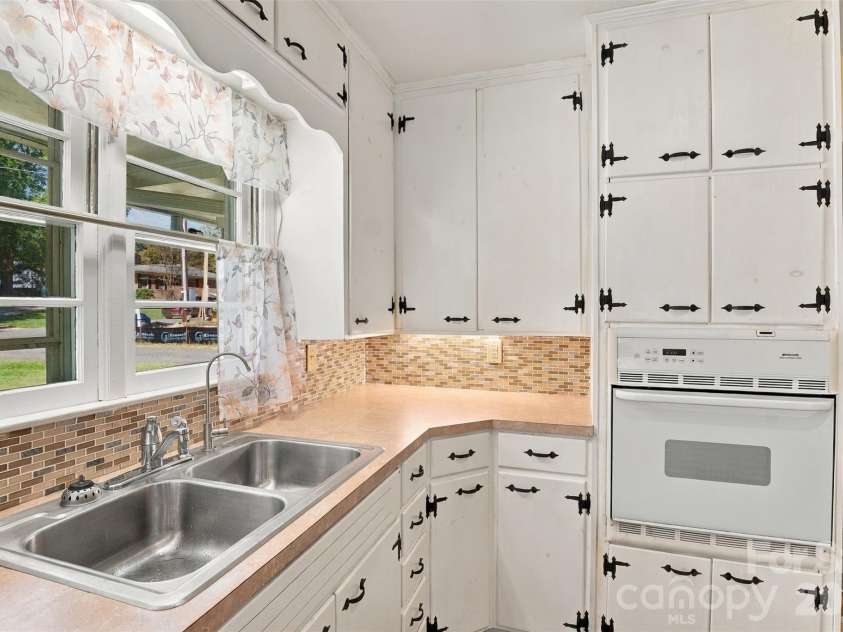 7218 Lakeside Drive, Charlotte, NC 28215.  MLS# CAR4430119, YatesRealty ID 56701. 