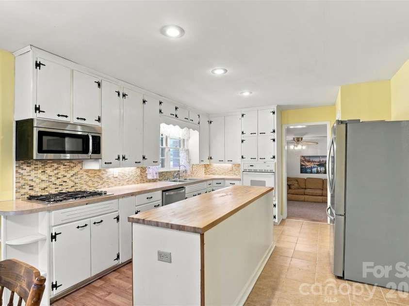 7218 Lakeside Drive, Charlotte, NC 28215.  MLS# CAR4430119, YatesRealty ID 56701. 